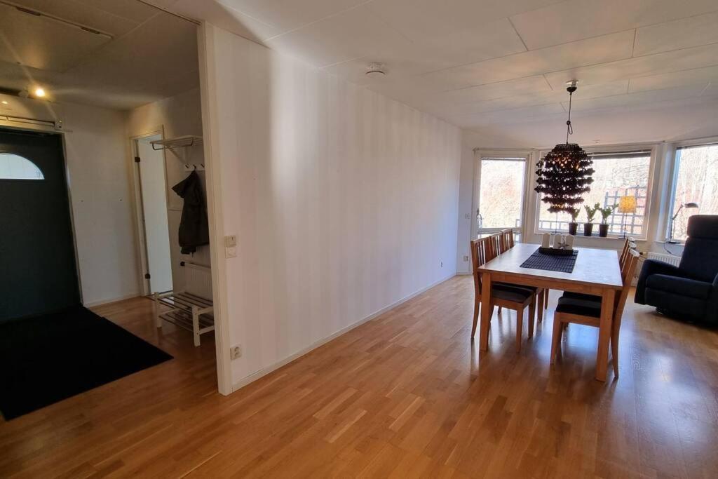 Trivsamt Parhus I Lugnt Omrade Inne I Tranas! 외부 사진